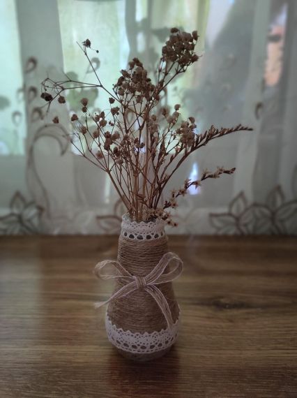 Ръчно изработена стъклена ваза декорирана с канап и дантела