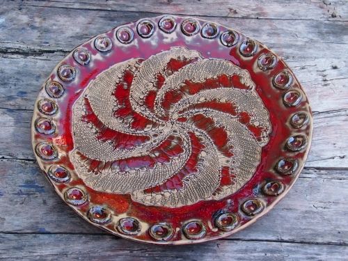 Рисувана керамична чиния