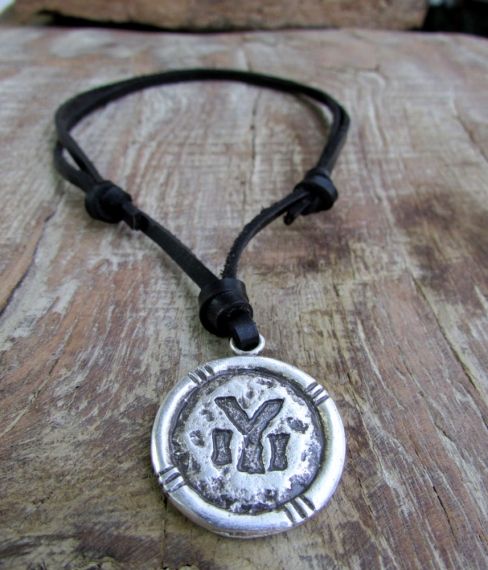 Мъжки медальон със старобългарски символ 