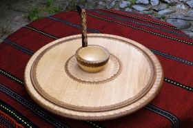 Ръчно изработен въртящ дървен поднос със сосиера  - голям