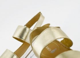 Дамски сандали в златист цвят
