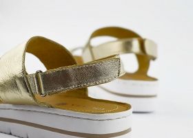Дамски сандали в златист цвят