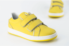 Детски спортни обувки в жълта напа