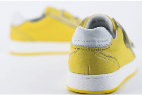 Детски спортни обувки в жълта напа