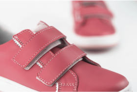 Детски розови спортни обувки с лепенки