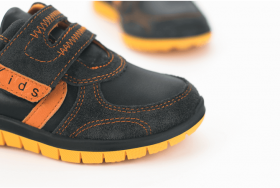 Детски черни спортни обувки с оранжеви елементи