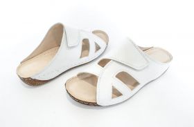 Бели дамски чехли от естествена кожа