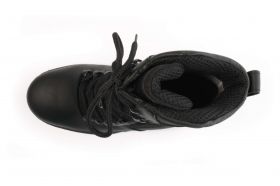 Men’s convenient boots in black.