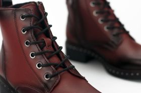 Ladies' boots with an impressive footbed in claret color