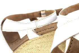 Дамски сандали в бял цвят с клиновиден ток