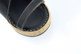 Дамски сандали в черен цвят с клиновиден ток