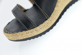Дамски сандали в черен цвят с клиновиден ток