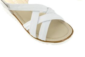 Дамски сандали в бял цвят