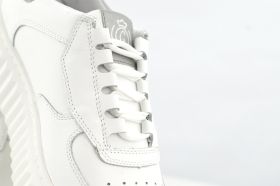 Дамски спортни обувки в бяло и сребристо