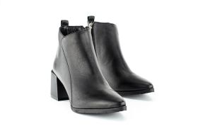 Ladies' boots type chukka in black color