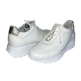 Дамски спортни обувки в бяло и сребристо
