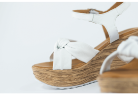 Дамски сандали с клиновиден ток в бяло
