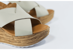 Дамски сандали в бежово от естествена кожа с клиновиден ток