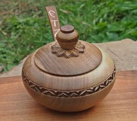 Ръчно изработена дървена солница с лъжица