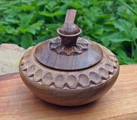 Ръчно изработена дървена солница с лъжица