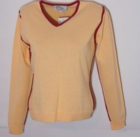 Дамски пуловер със страничен кант в цвят банан