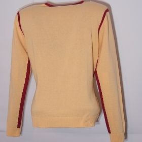 Дамски пуловер със страничен кант в цвят банан