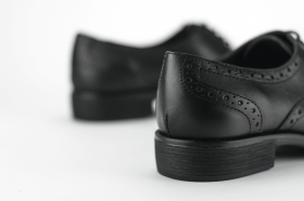 Дамски обувки с перфорация в черен цвят