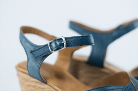 Дамски сандали с клиновиден ток в синьо
