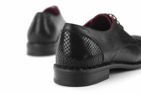 Дамски черни обувки със змийска шарка