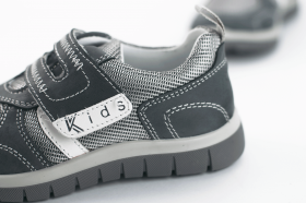 Детски спортни обувки от естествена сребриста напа