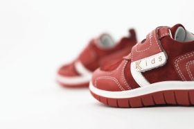 Детски спортни обувки в червена естествена напа и велур