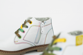 Kids' chukka boots with floral laces in white shagreen