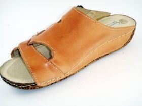Men’s slippers of brown genuine leather