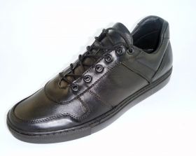 Men’s sports shoes in classic black