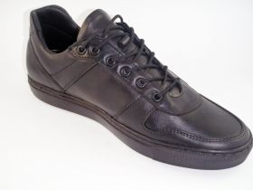 Men’s sports shoes in classic black